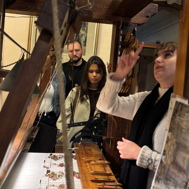 demonstration-metier-a-tisser-jacquard-maison-des-canuts