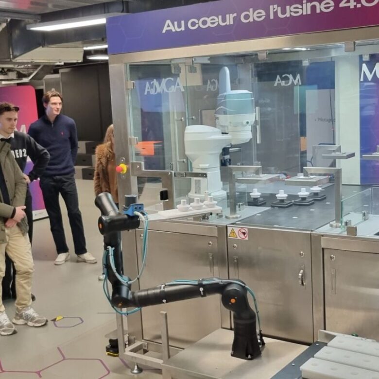etudiants-bachelor-business-development-devant-robots-industriels