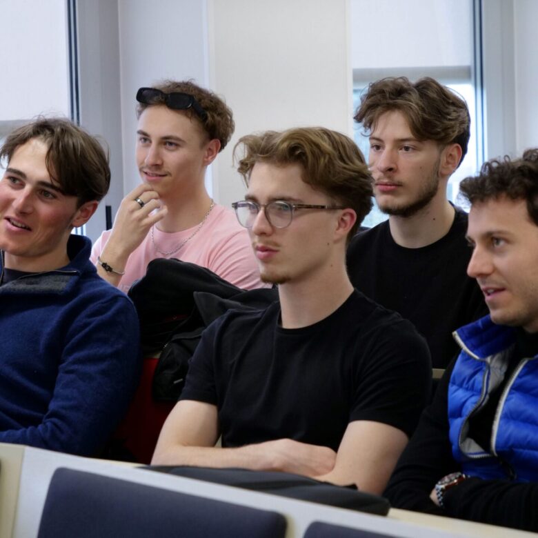 etudiants-bachelor-business-development-ecoute-conference