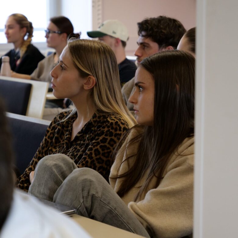 etudiants-eklya-decouverte-marche-villas-luxe